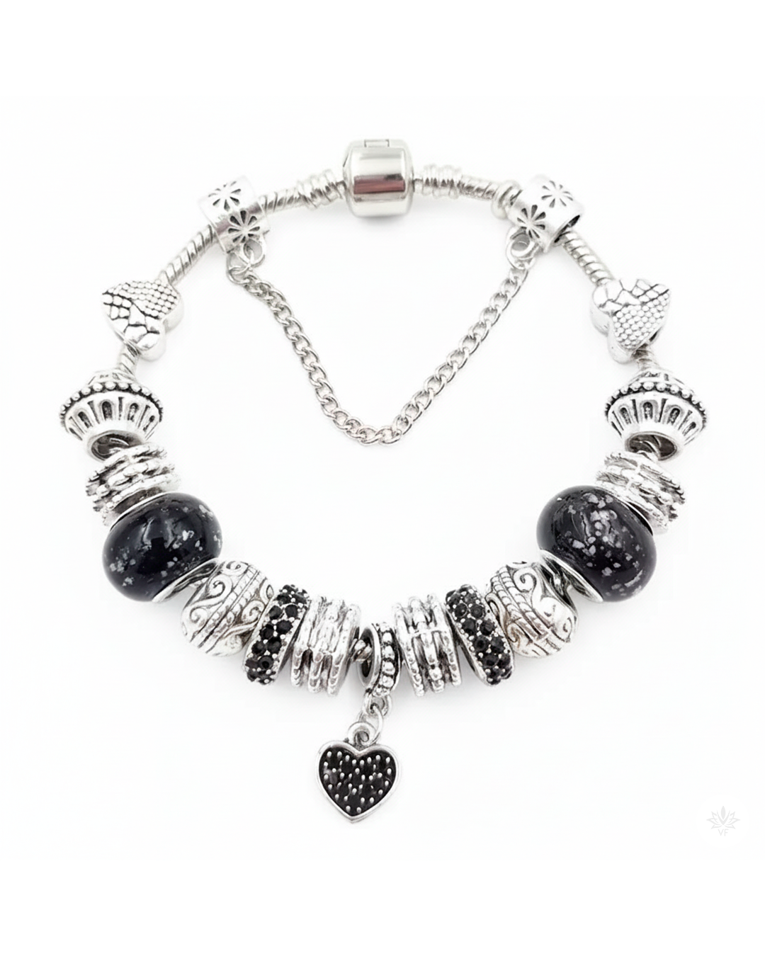 Pulsera plateada con dijes en tonos oscuros y corazón colgante