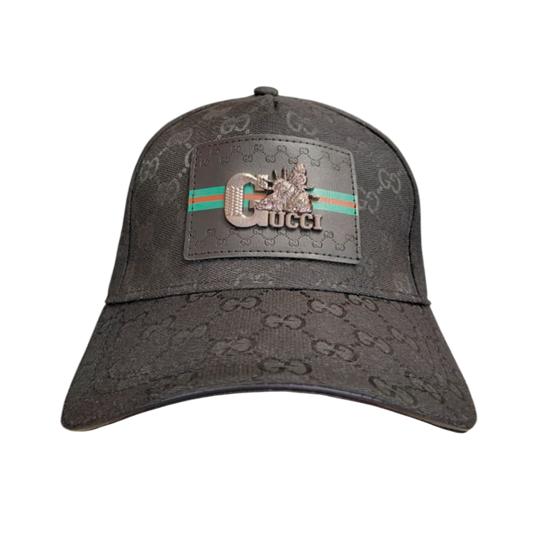 Gorra Negra con Detalle Metálico y Monograma
