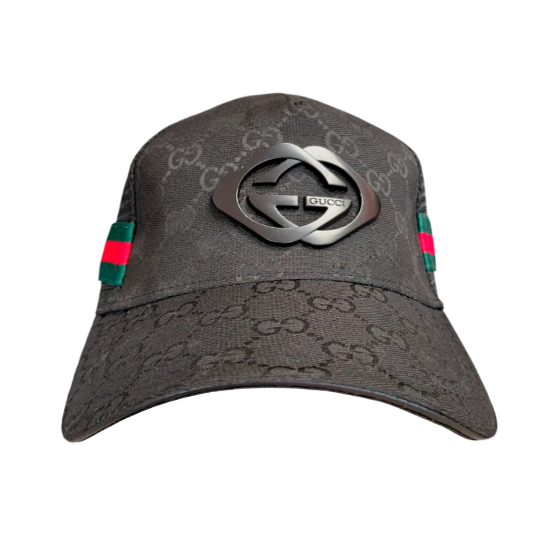 Gorra Negra con Detalle Frontal Metálico