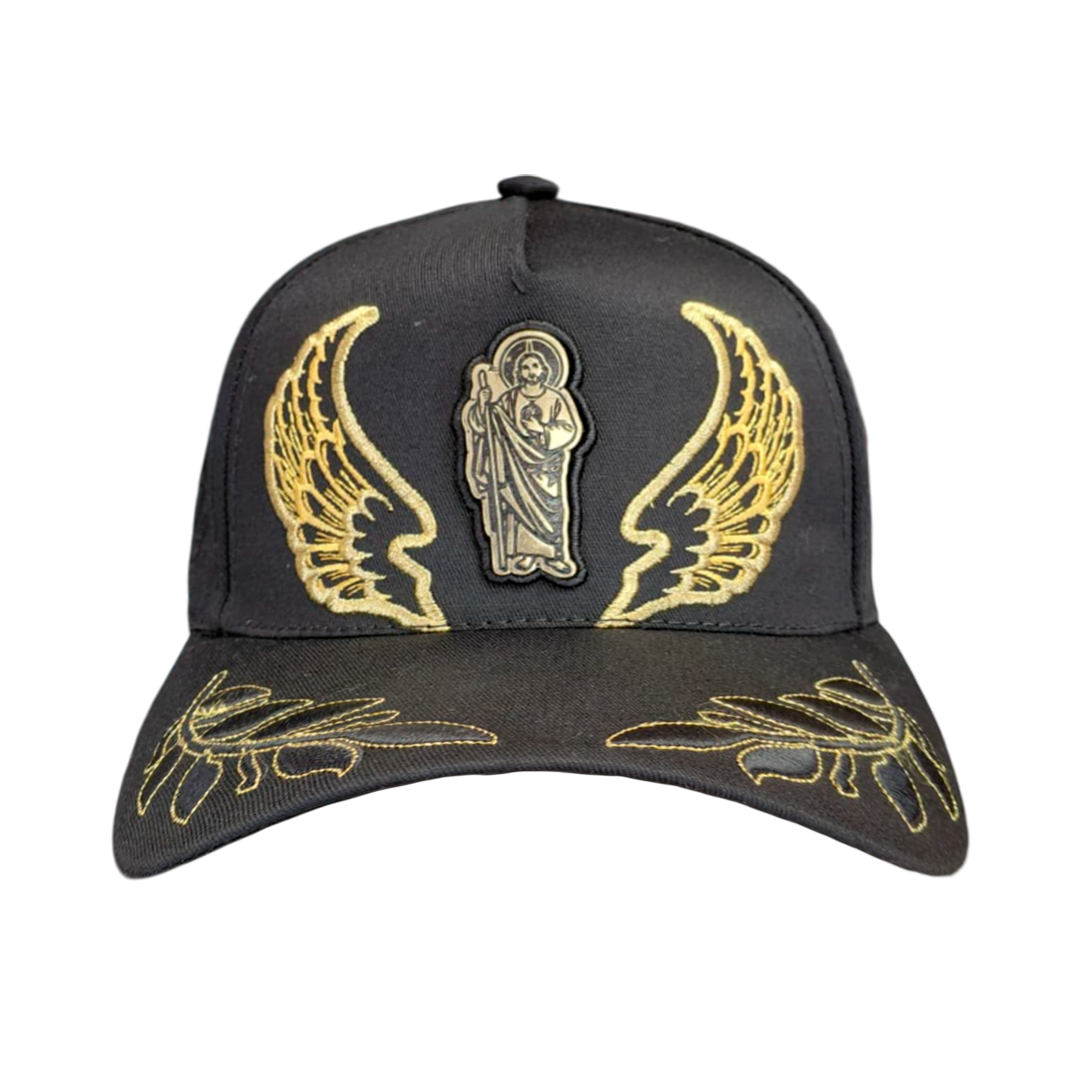 Gorra Negra con Alas Doradas y Detalle Religioso