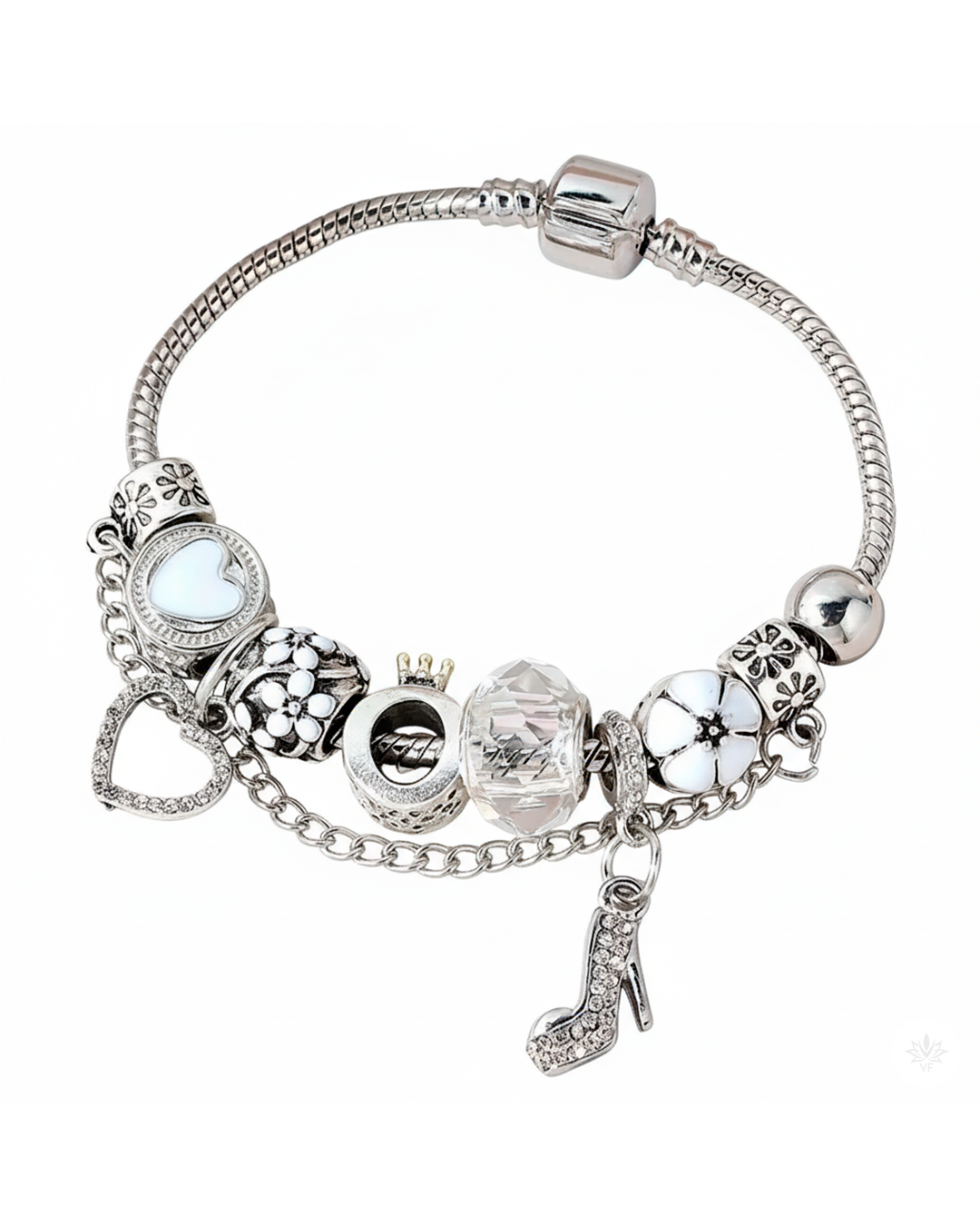 Pulsera elegante con dijes de corazón y tacón brillante