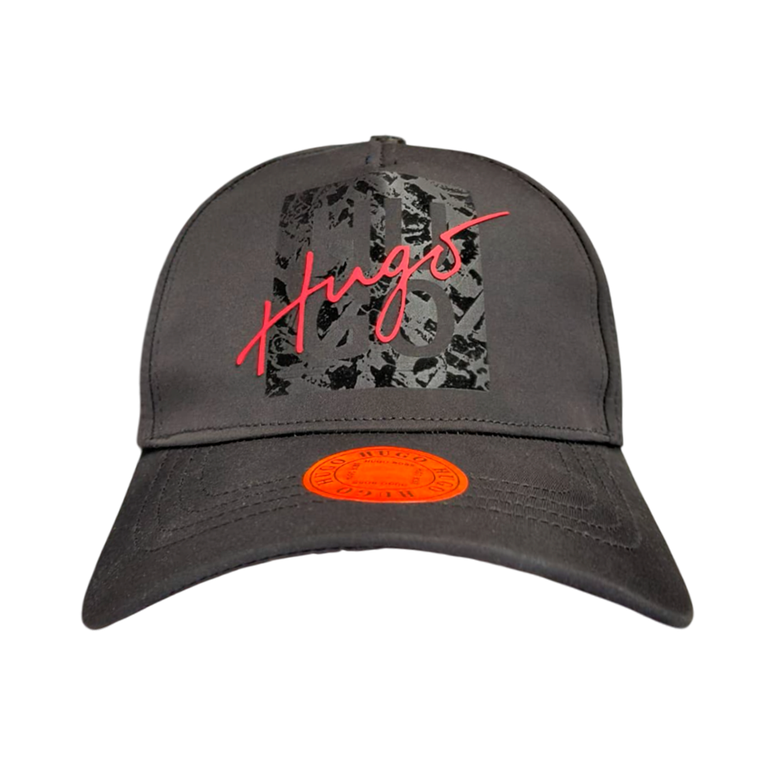 Gorra Negra con Estampado y Letras Rojas