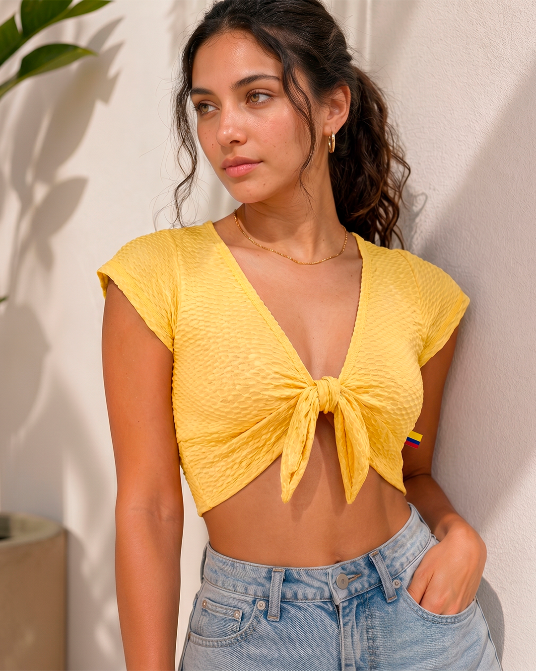 Lycra top with semi-short sleeves and front bow