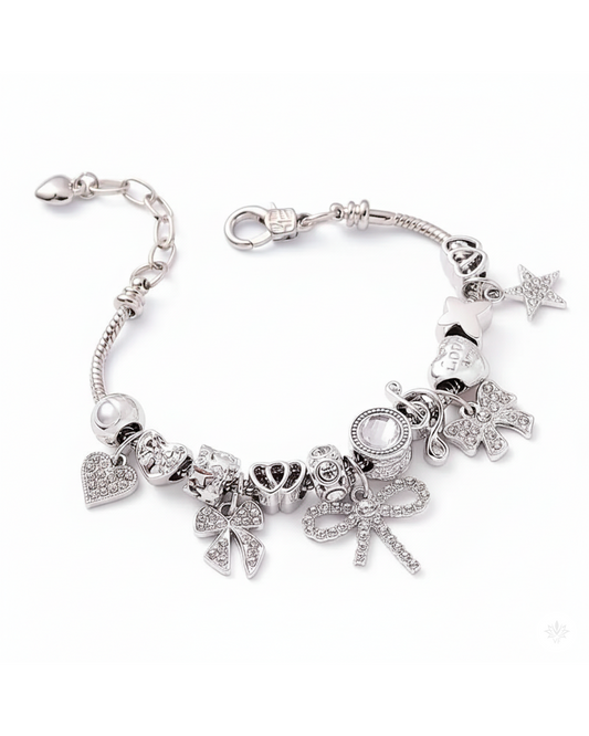 Pulsera de encantos plateada con dijes brillantes
