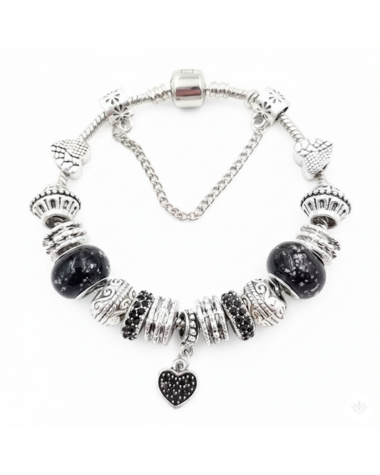 Pulsera plateada con dijes en tonos oscuros y corazón colgante