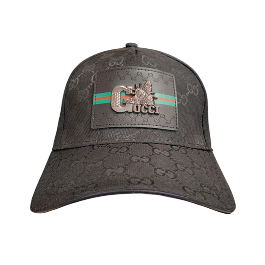 Gorra Negra con Detalle Metálico y Monograma