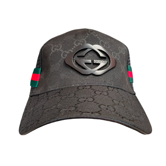 Gorra Negra con Detalle Frontal Metálico