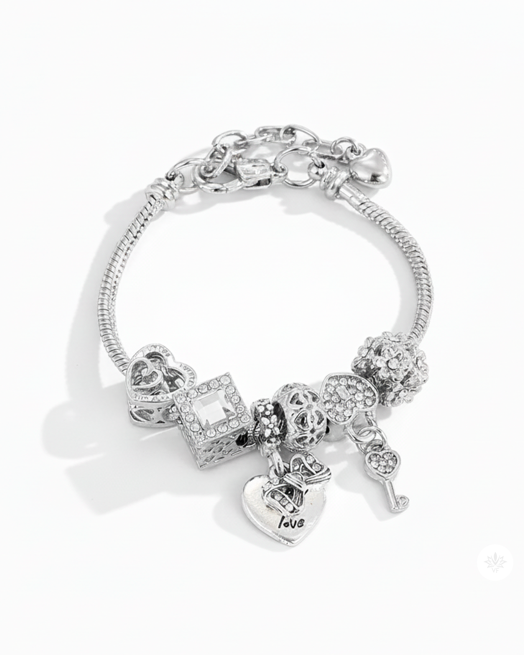 Pulsera plateada con dijes de amor y brillo elegante