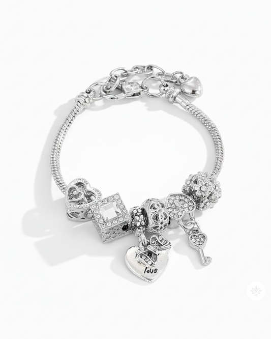 Pulsera plateada con dijes de amor y brillo elegante