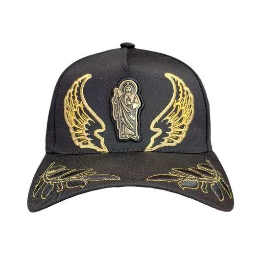 Gorra Negra con Alas Doradas y Detalle Religioso