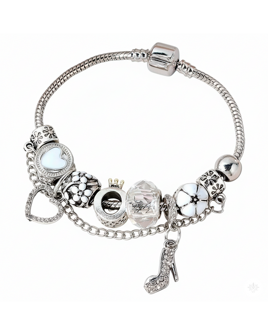 Pulsera elegante con dijes de corazón y tacón brillante