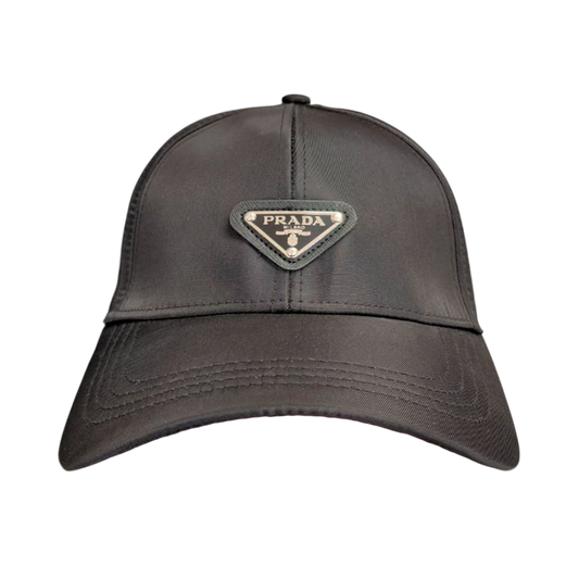 Gorra Negra con Placa Frontal