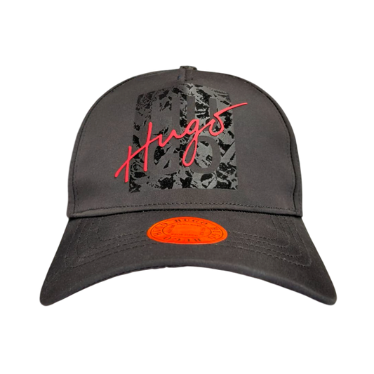 Gorra Negra con Estampado y Letras Rojas