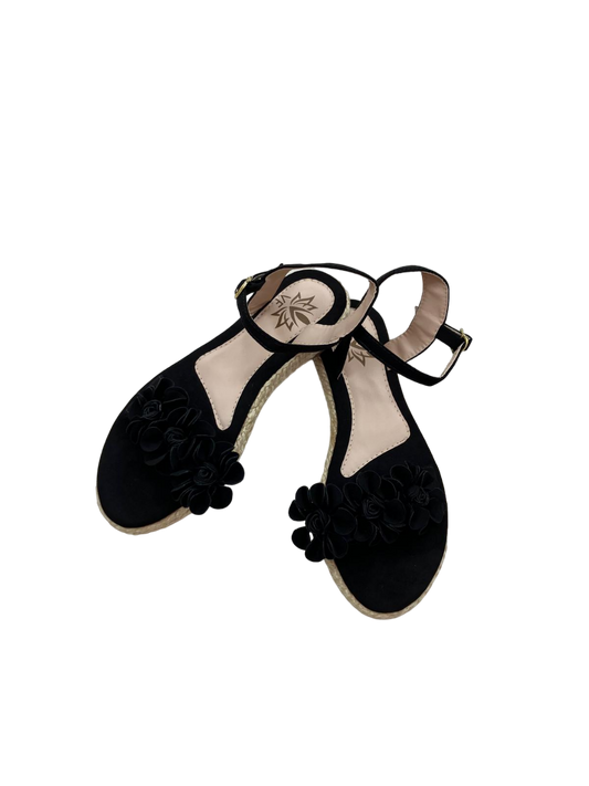 Sandals - with 3 flower design tied to the side with straw edge