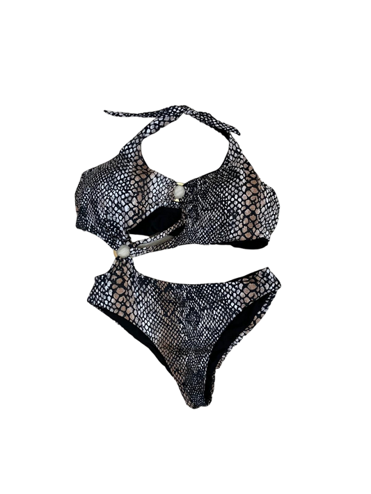 TrajeBlack one-piece swimsuit with snakeskin design and open gold rings